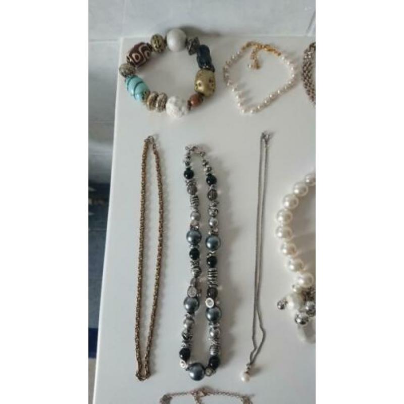 Sieradendoos en sieraden bekijk alle foto's.