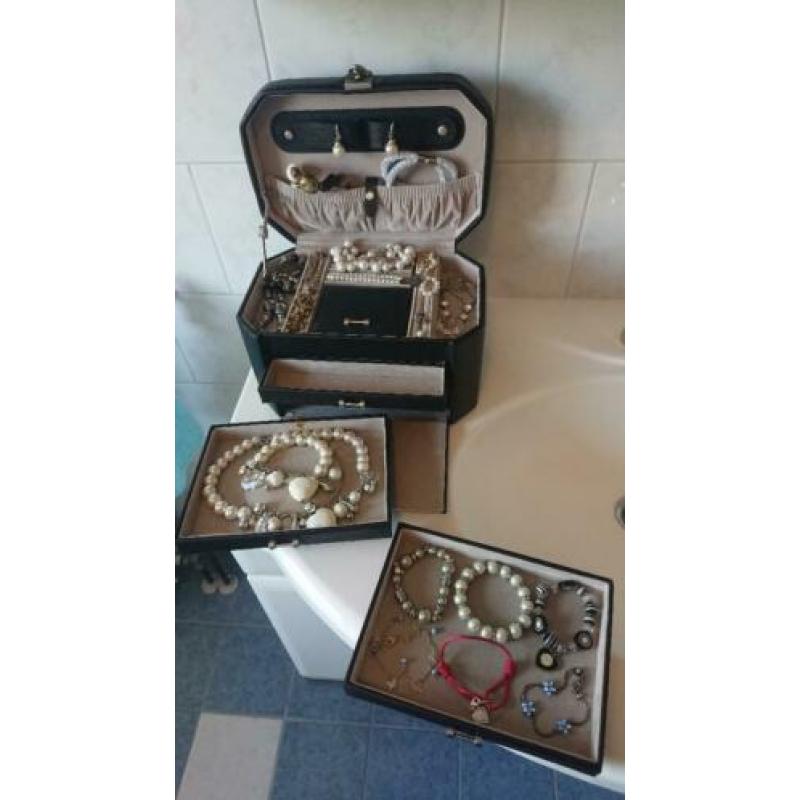 Sieradendoos en sieraden bekijk alle foto's.