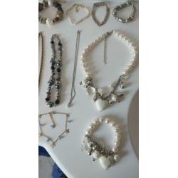 Sieradendoos en sieraden bekijk alle foto's.