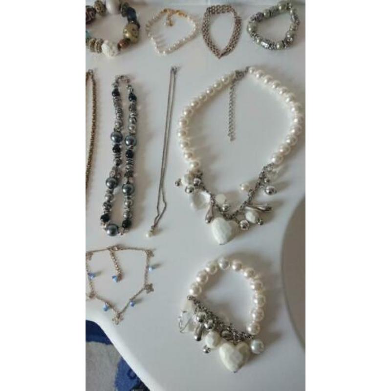 Sieradendoos en sieraden bekijk alle foto's.