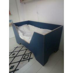 Design kinderbed 140x70. Blauw multiplex