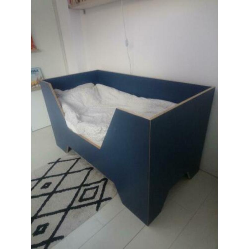 Design kinderbed 140x70. Blauw multiplex