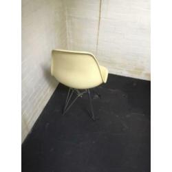 Leuk gele design stoel kunststof zitting | metalen onderstel