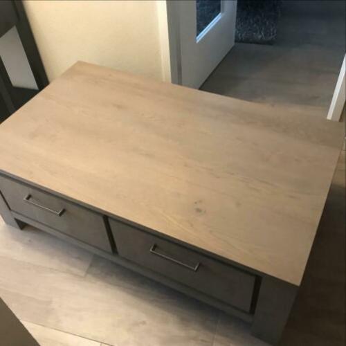 Salontafel met 4 laden.