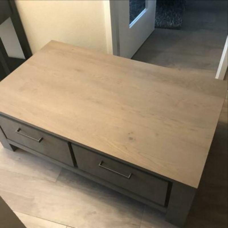 Salontafel met 4 laden.