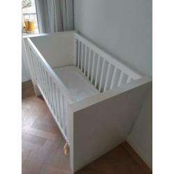 Ledikant en commode