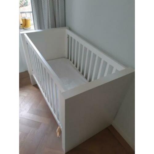 Ledikant en commode