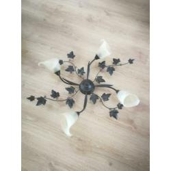 Mooie bruine metalen plafondlamp met glazen kapjes