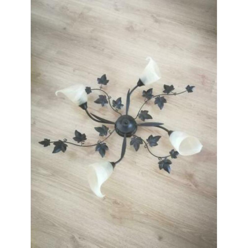 Mooie bruine metalen plafondlamp met glazen kapjes