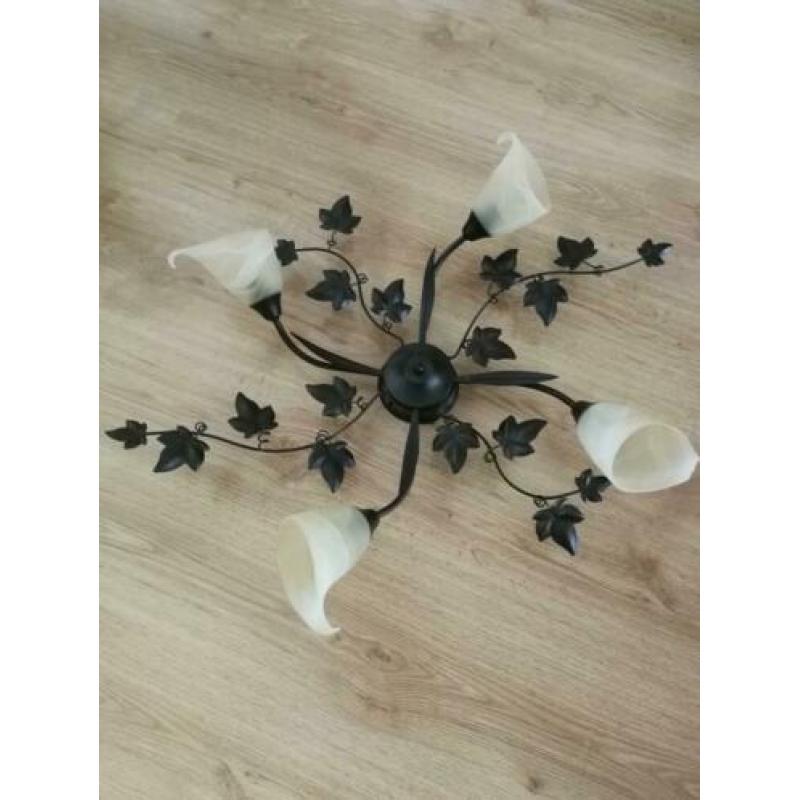Mooie bruine metalen plafondlamp met glazen kapjes