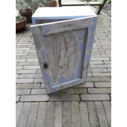 Klein brocante medicijnkastje.