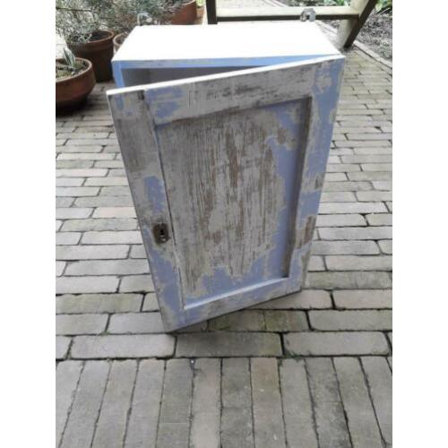Klein brocante medicijnkastje.