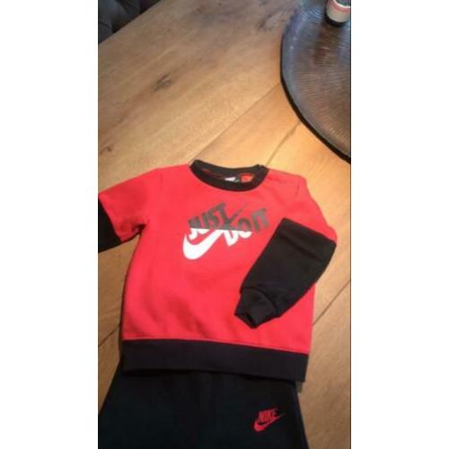 Origineel Nike pak kids maat 86/92 zwart rood