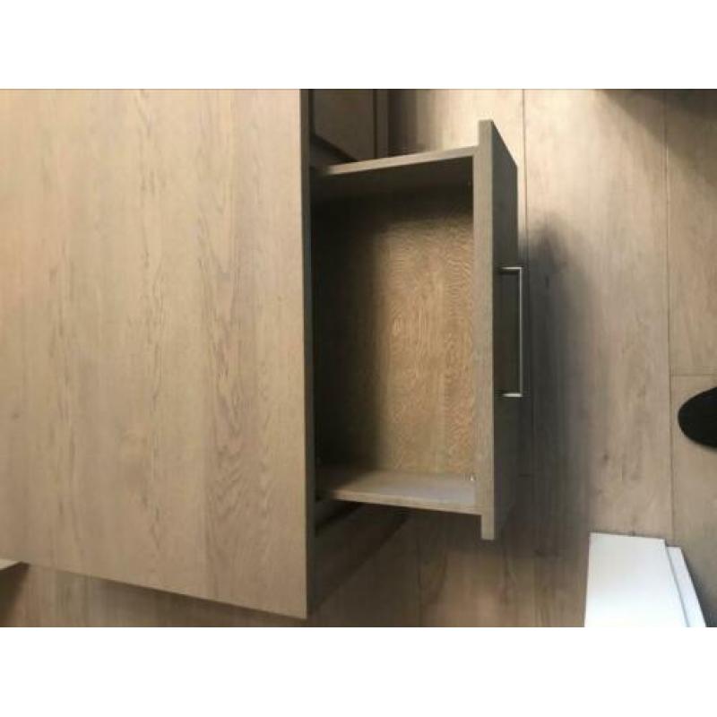 Salontafel met 4 laden.