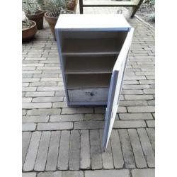 Klein brocante medicijnkastje.