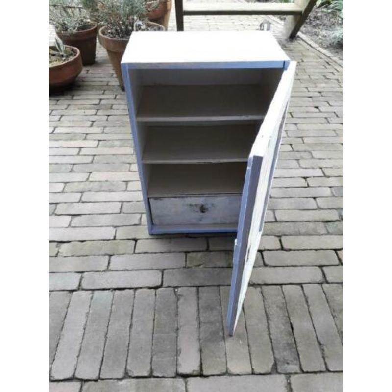 Klein brocante medicijnkastje.