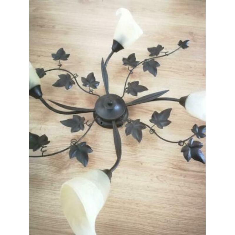 Mooie bruine metalen plafondlamp met glazen kapjes