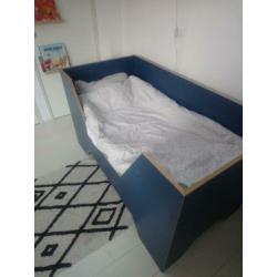 Design kinderbed 140x70. Blauw multiplex