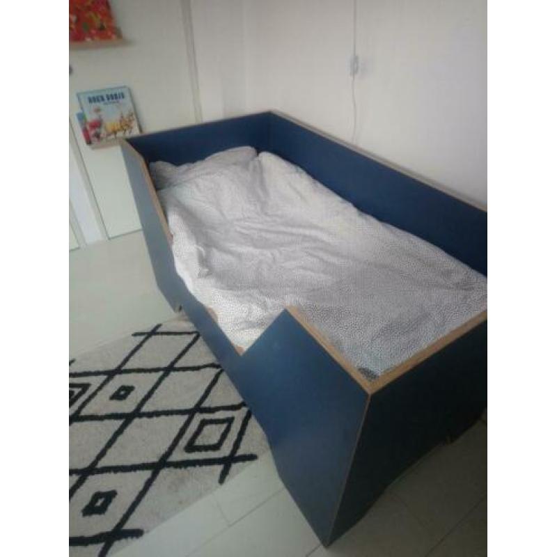 Design kinderbed 140x70. Blauw multiplex