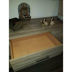 Dressoir en eettafel