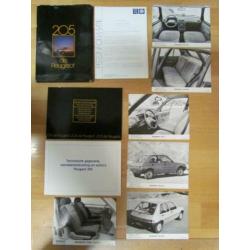 Peugeot 205 Persmappen en 1 groot formaat folder.