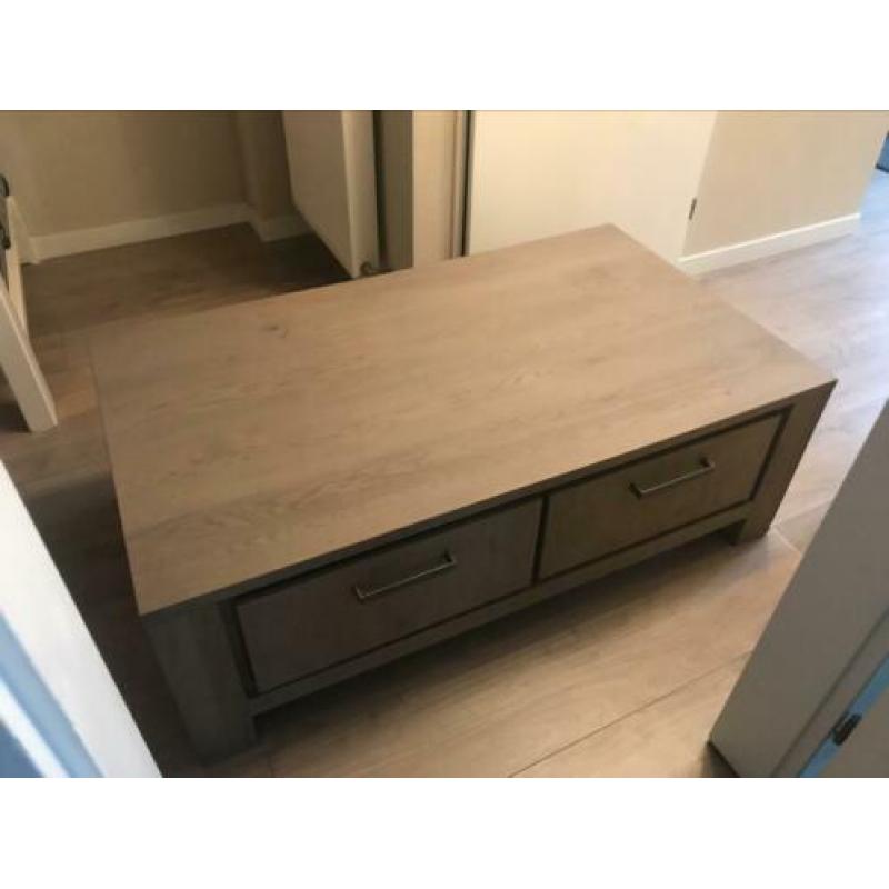Salontafel met 4 laden.