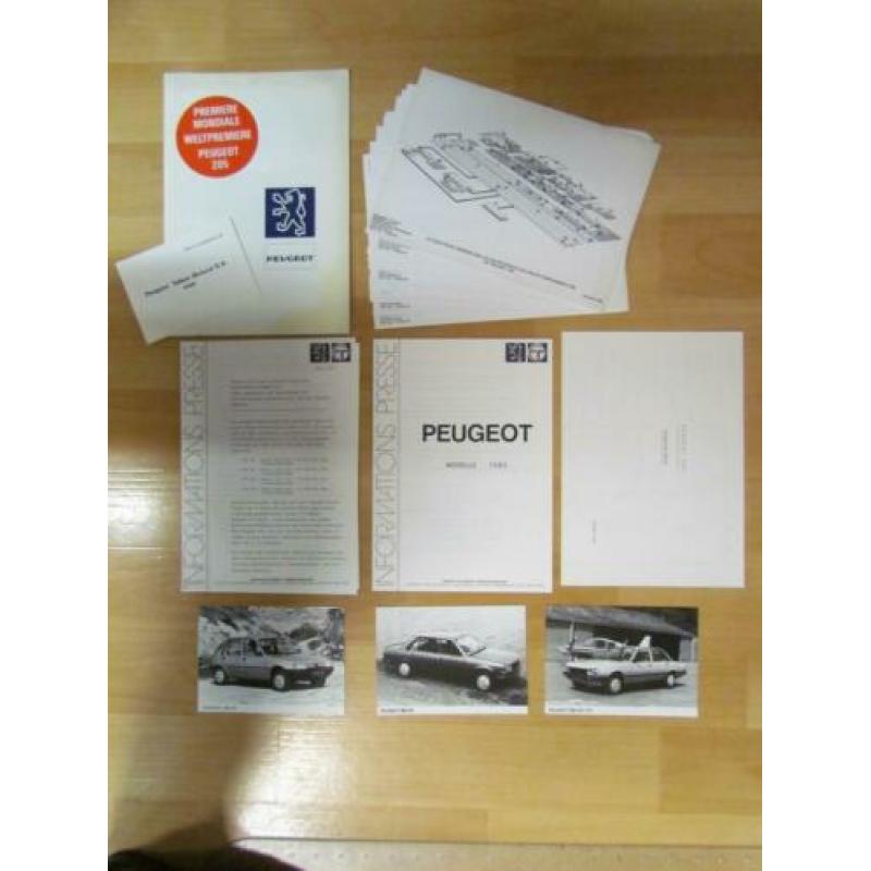 Peugeot 205 Persmappen en 1 groot formaat folder.
