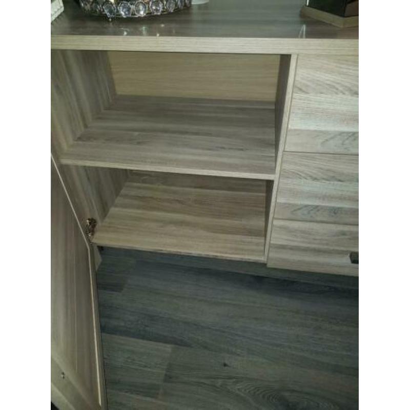Dressoir en eettafel