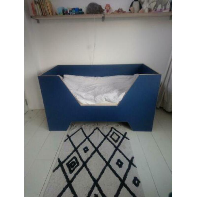 Design kinderbed 140x70. Blauw multiplex