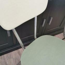 2 Retro mintgroene stoeltjes buizen frame