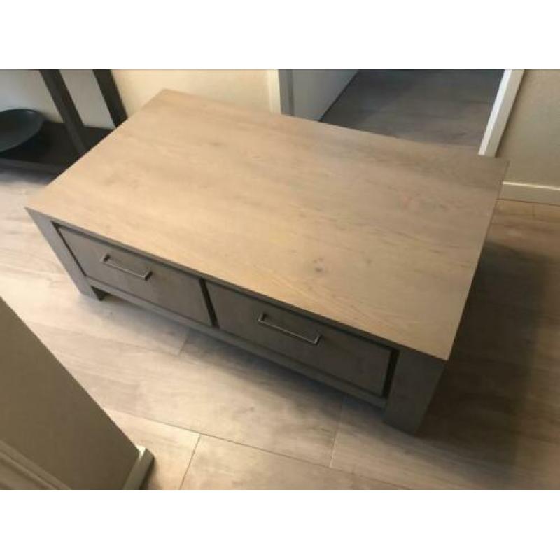 Salontafel met 4 laden.