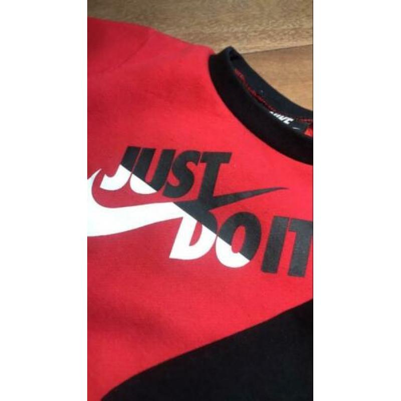 Origineel Nike pak kids maat 86/92 zwart rood
