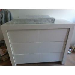 Ledikant en commode