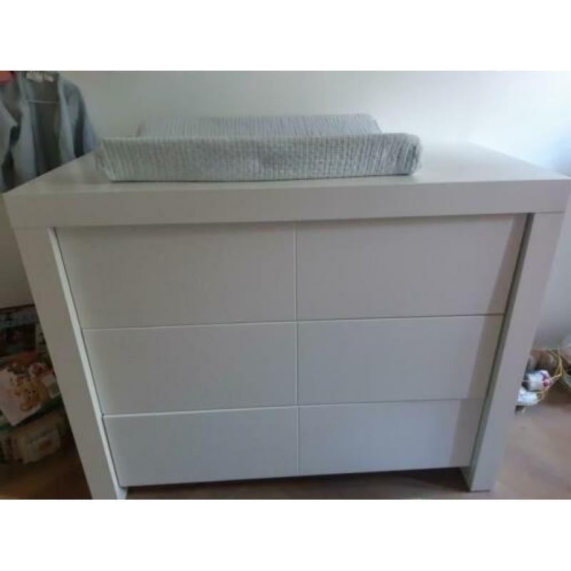 Ledikant en commode