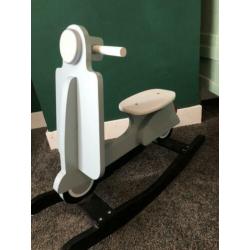 Mooie houten schommel scooter