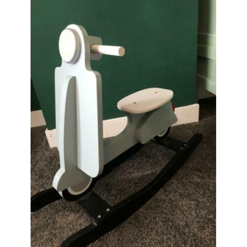Mooie houten schommel scooter