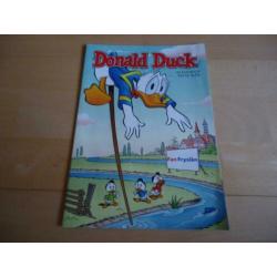 Veel Donald Duck strips/albums en boeken, enkele in seal.