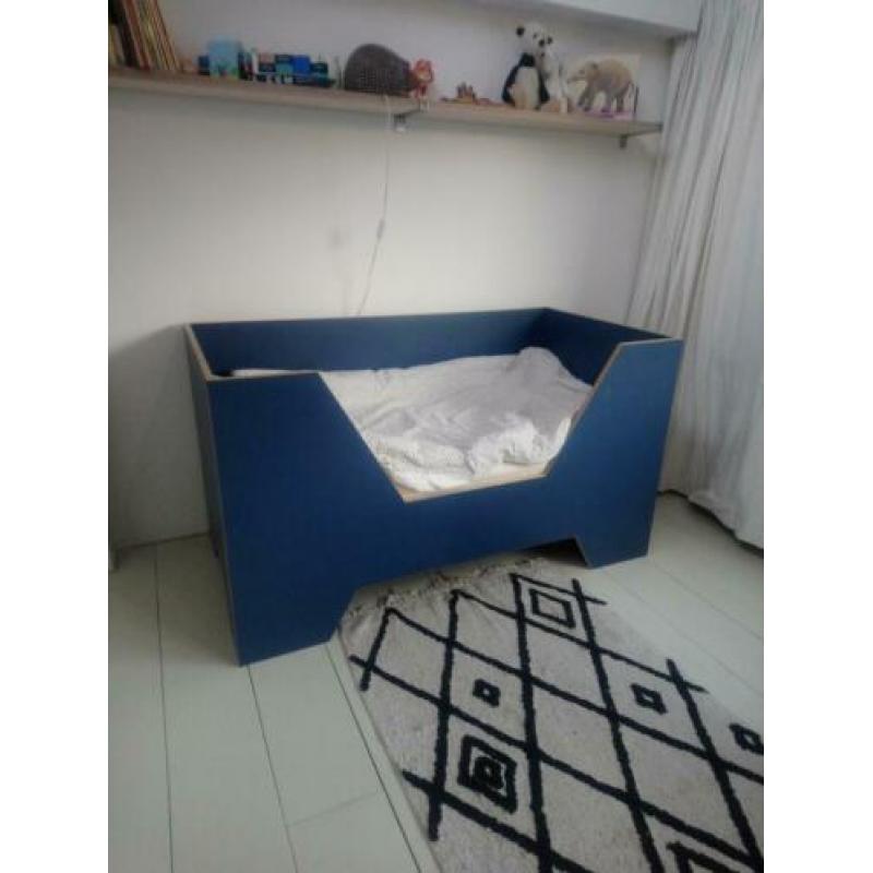 Design kinderbed 140x70. Blauw multiplex