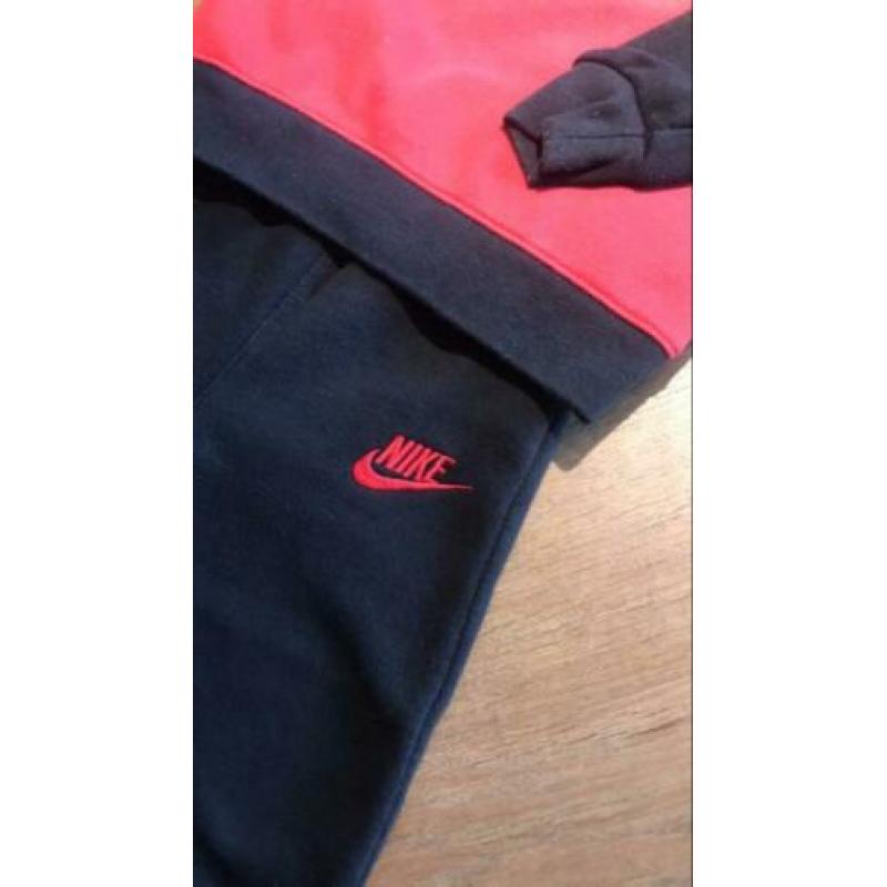 Origineel Nike pak kids maat 86/92 zwart rood