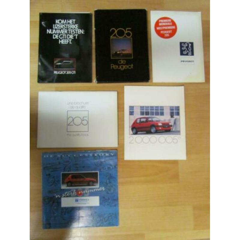 Peugeot 205 Persmappen en 1 groot formaat folder.