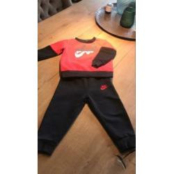 Origineel Nike pak kids maat 86/92 zwart rood