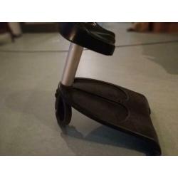 Meerijdplankje voor de Bugaboo kinderwagen met adapters.