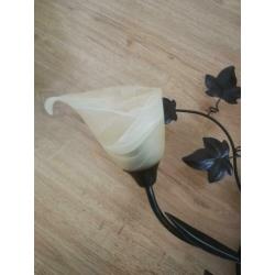 Mooie bruine metalen plafondlamp met glazen kapjes