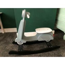 Mooie houten schommel scooter