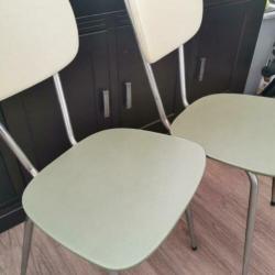 2 Retro mintgroene stoeltjes buizen frame