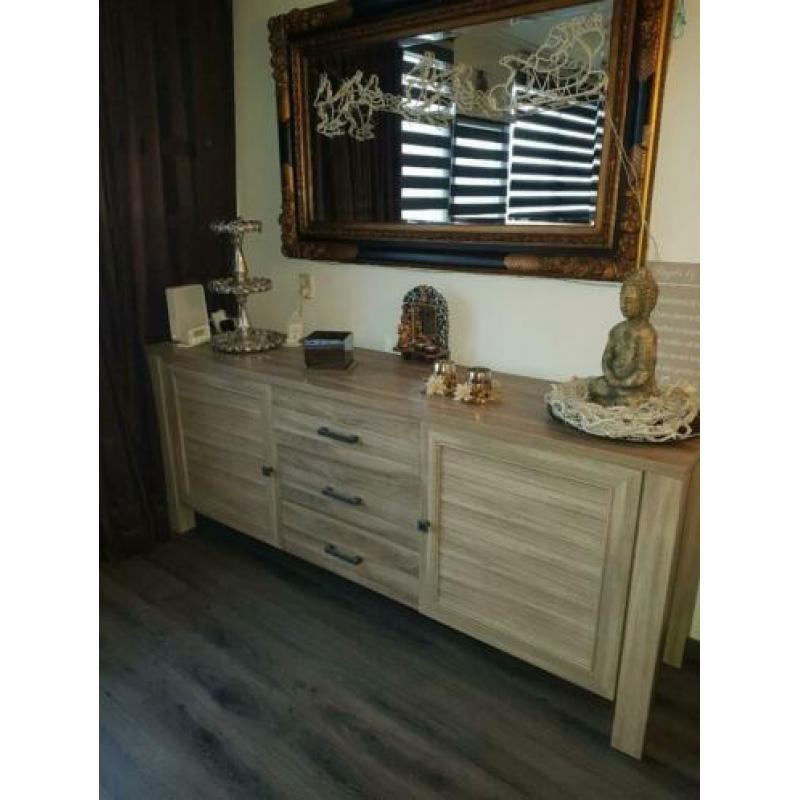 Dressoir en eettafel