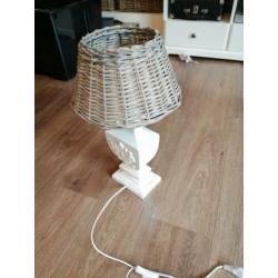 Houten tafel lamp met ratan kap