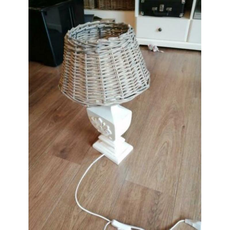 Houten tafel lamp met ratan kap