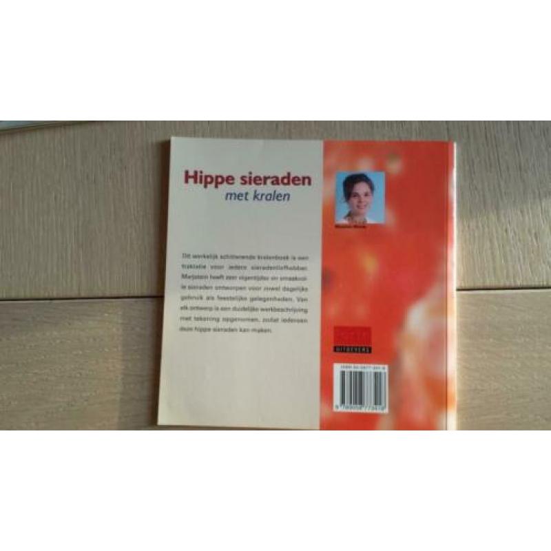 Twee boeken sieraden maken, Marjolein Wierda en Scheffers