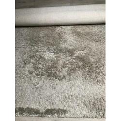 Hoogpolig vloerkleed beige